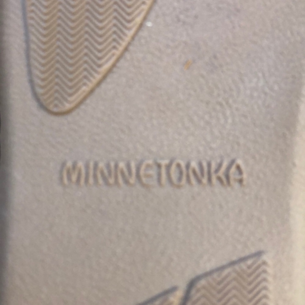 Minnetonka Sheepskin Ankle Boot || s: 8 - Picture 4 of 6